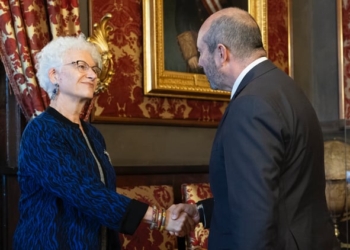 El presidente del Senado traslada su solidaridad a la embajadora de Israel