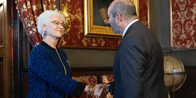 El presidente del Senado traslada su solidaridad a la embajadora de Israel