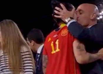 El Parlamento Europeo condena el “bochornoso” beso no consentido de Rubiales a Hermoso