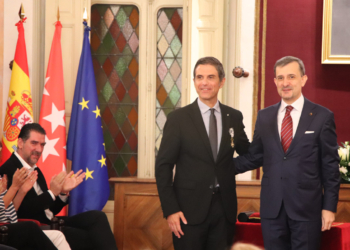 El embajador de Rumanía condecora al alcalde de Alcalá de Henares