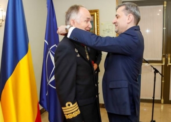 Rumanía impone su máxima condecoración al secretario general de Política de Defensa
