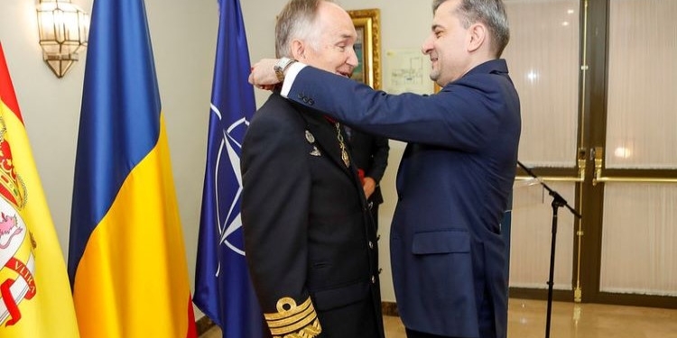 Rumanía impone su máxima condecoración al secretario general de Política de Defensa
