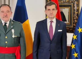 El embajador de Rumanía condecora al director adjunto operativo de la Guardia Civil