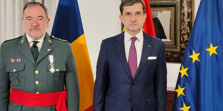 El embajador de Rumanía condecora al director adjunto operativo de la Guardia Civil