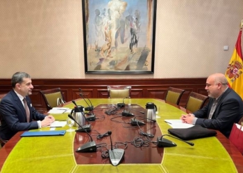 El presidente de la Comisión de Exteriores recibe al embajador de Rumanía