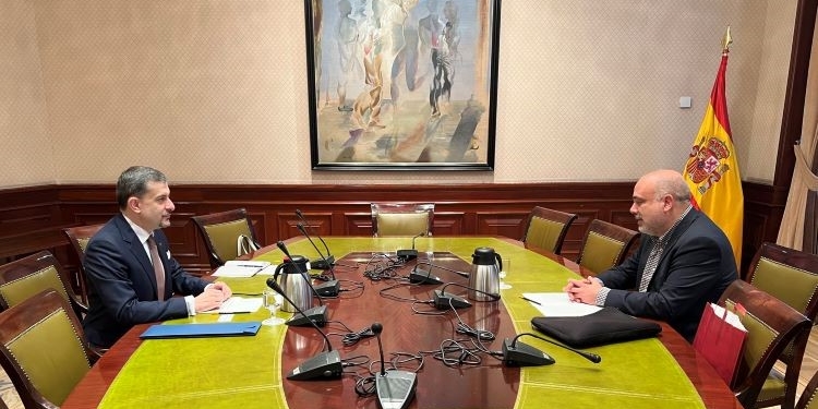 El presidente de la Comisión de Exteriores recibe al embajador de Rumanía