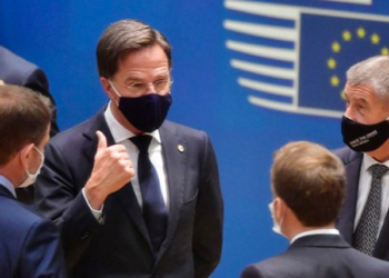 El primer ministro holandés, Mark Rutte, durante una pausa en los debates del Consejo.