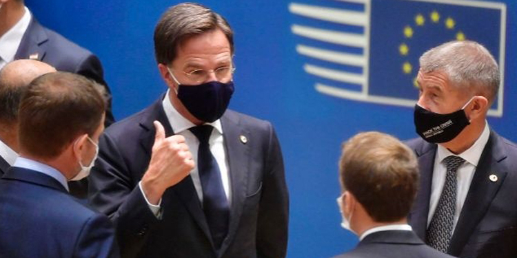 El primer ministro holandés, Mark Rutte, durante una pausa en los debates del Consejo.