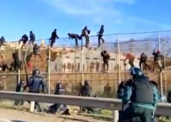 España contacta con Marruecos, tras un nuevo salto masivo de inmigrantes a la valla de Melilla