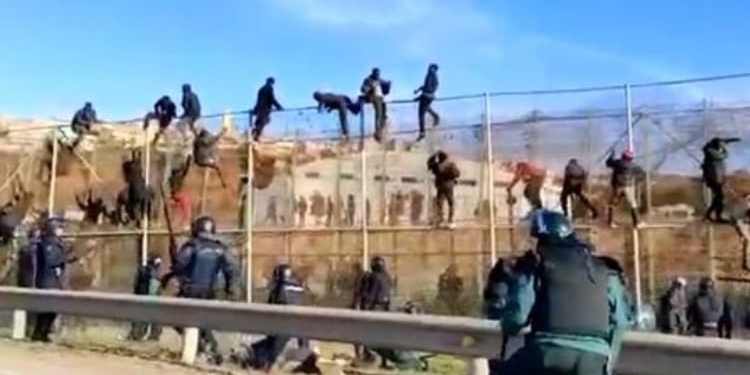 España contacta con Marruecos, tras un nuevo salto masivo de inmigrantes a la valla de Melilla