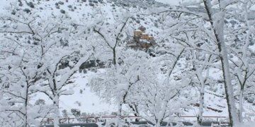 La ermita de San Saturio (Soria) asoma entre las nieves