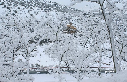 La ermita de San Saturio (Soria) asoma entre las nieves
