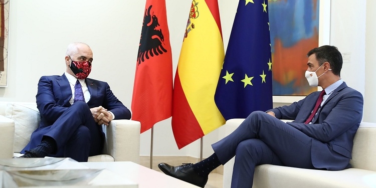Sánchez expresa a su homólogo albanés el apoyo de España al ingreso de Albania en la UE