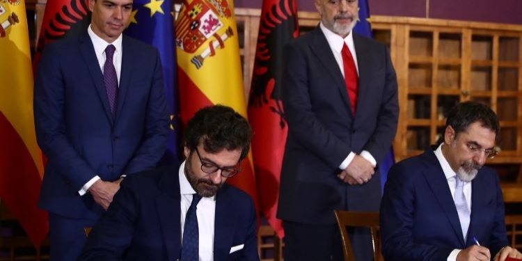 Sánchez reitera en Albania la oposición de España a la independencia unilateral de Kosovo