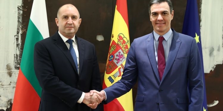 Sánchez expresa al presidente de Bulgaria la “solidaridad de España” por el corte del gas ruso