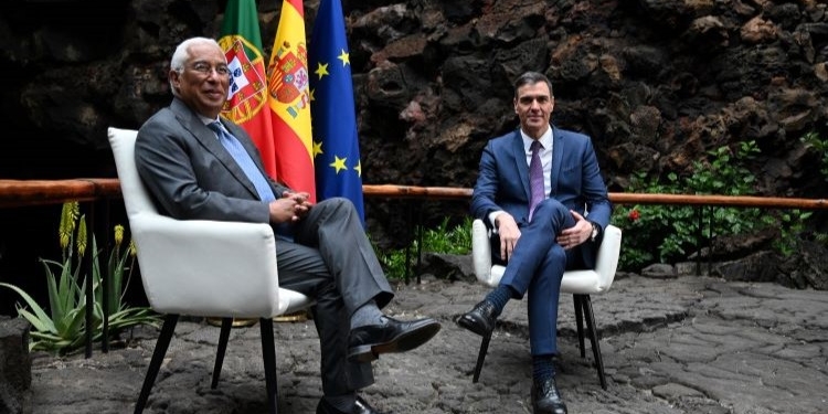 Sánchez admite en la Cumbre Hispano-Lusa que “envidia” la mayoría parlamentaria de Costa