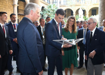 Pedro Sánchez, durante su visita al Palacio de los Capitanes Generales, acompañado por el presidente cubano, Miguel Díaz-Canel./ Foto: Pool Moncloa/Fernando Calvo