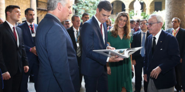 Pedro Sánchez, durante su visita al Palacio de los Capitanes Generales, acompañado por el presidente cubano, Miguel Díaz-Canel./ Foto: Pool Moncloa/Fernando Calvo