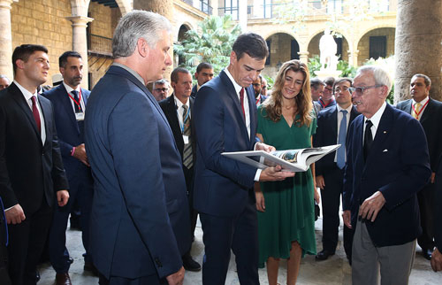Pedro Sánchez, durante su visita al Palacio de los Capitanes Generales, acompañado por el presidente cubano, Miguel Díaz-Canel./ Foto: Pool Moncloa/Fernando Calvo