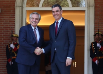 Pedro Sánchez saluda al presidente de Argentina, Alberto Fernández, en la escalinata de La Moncloa./ Foto: Pool Moncloa/Fernando Calvo