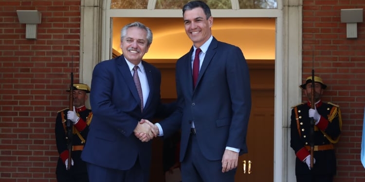 Pedro Sánchez saluda al presidente de Argentina, Alberto Fernández, en la escalinata de La Moncloa./ Foto: Pool Moncloa/Fernando Calvo