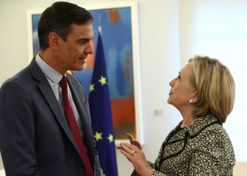 Sánchez aborda con Hillary Clinton la guerra en Ucrania y los ataques a la democracia