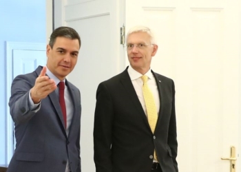 Sánchez aborda con el primer ministro letón el refuerzo del contingente español en la OTAN