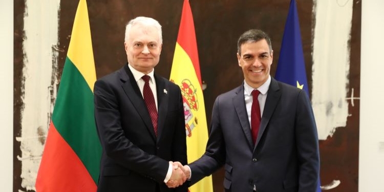 El presidente lituano traslada a Sánchez la necesidad de reforzar el flanco oriental de la OTAN