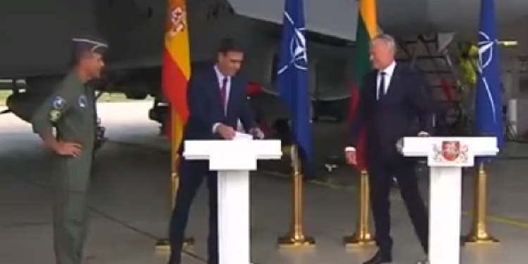 Un avión ruso obliga a interrumpir un acto de Sánchez y Nauseda en la base de la OTAN en Lituania