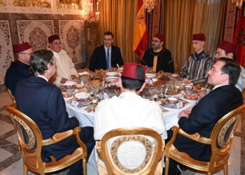 Pedro Sánchez junto al rey de Marruecos, durante la cena del Iftar./ Foto: Pool Moncloa/Borja Puig de la Bellacasa