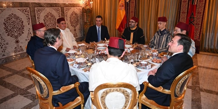Pedro Sánchez junto al rey de Marruecos, durante la cena del Iftar./ Foto: Pool Moncloa/Borja Puig de la Bellacasa