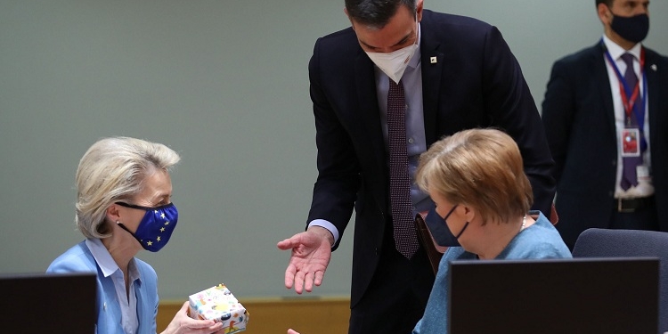 La UE pide la “rápida aplicación” del certificado COVID y donará 100 millones de vacunas