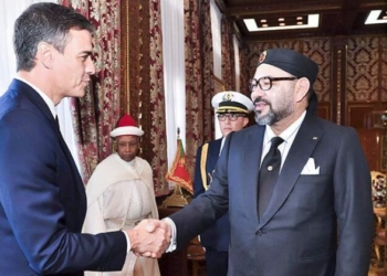 Pedro Sánchez saluda al rey de Marruecos en su visita a Rabat en noviembre de 2018./ Foto: Palacio Real de Marruecos