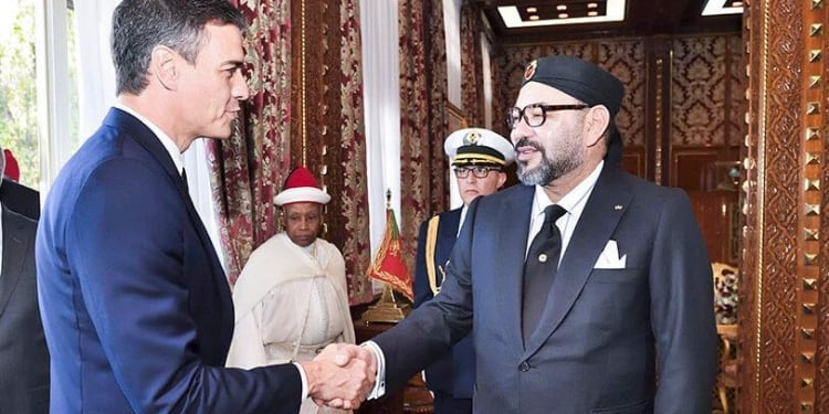 Pedro Sánchez saluda al rey de Marruecos en su visita a Rabat en noviembre de 2018./ Foto: Palacio Real de Marruecos