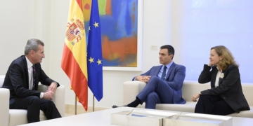 Sánchez defiende un “presupuesto europeo ambicioso” ante el comisario Oettinger