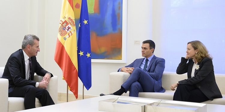 Sánchez defiende un “presupuesto europeo ambicioso” ante el comisario Oettinger