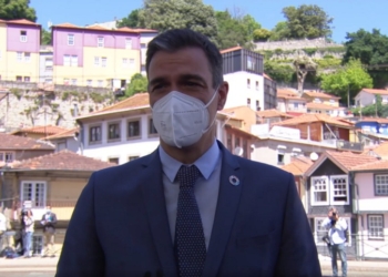 Pedro Sánchez se presenta en Oporto con una propuesta para liberar las vacunas