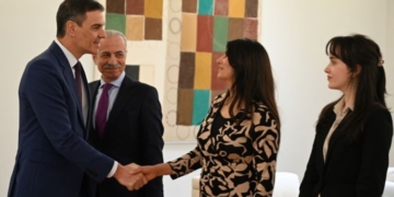 Pedro Sánchez recibe en Moncloa a familiares de palestinos afectados por el conflicto en Gaza