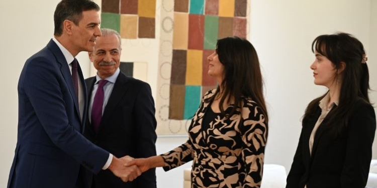 Pedro Sánchez recibe en Moncloa a familiares de palestinos afectados por el conflicto en Gaza