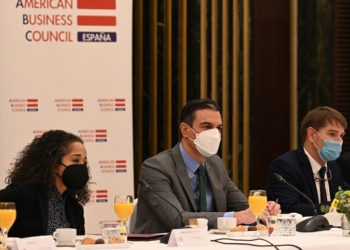 Sánchez ensalza la economía española ante la embajadora y las multinacionales de EEUU