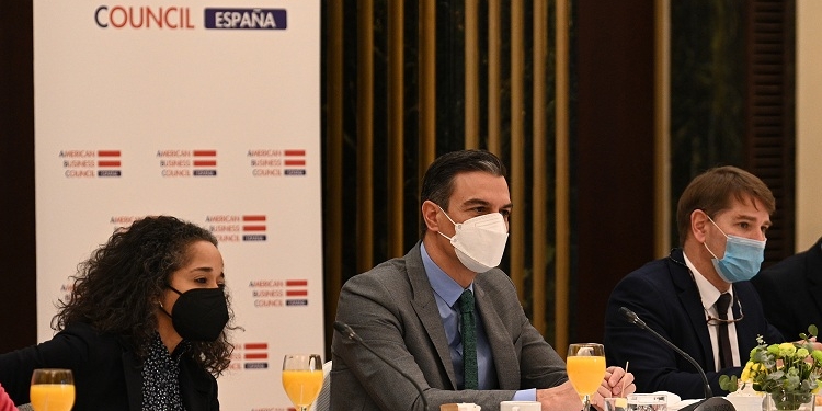 Sánchez ensalza la economía española ante la embajadora y las multinacionales de EEUU
