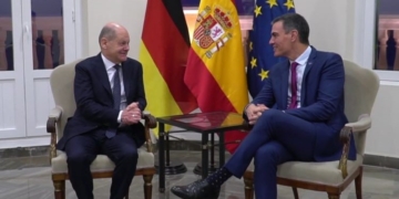 Sánchez recibe a Scholz en Málaga ante cientos de manifestantes contra la amnistía