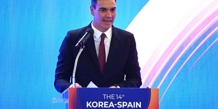 Sánchez alerta en Seúl contra el programa nuclear y la escalada armamentística de Corea del Norte