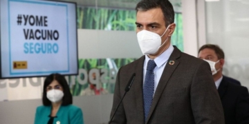 Sánchez intenta ocultar con las vacunas el caos ante la quinta ola