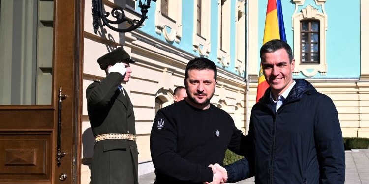Sánchez anuncia junto a Zelenski en Kyiv que España podría enviar diez Leopard a Ucrania