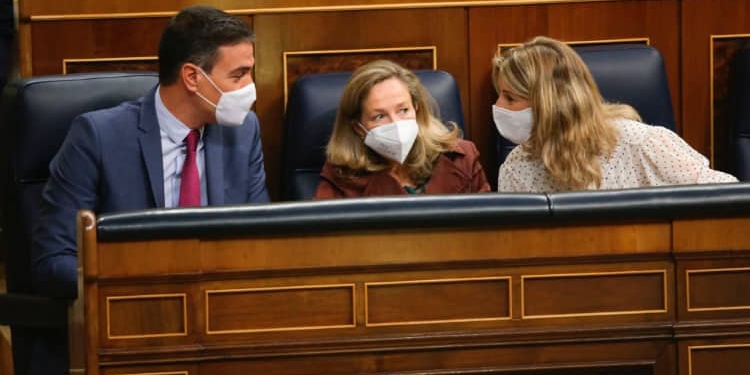 Pedro Sánchez, junto a las vicepresidentas Nadia Calviño y Yolanda Díaz, durante el Pleno del Congreso.