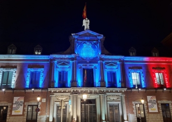 Exteriores ilumina su fachada para saludar a la Presidencia eslovena de la UE