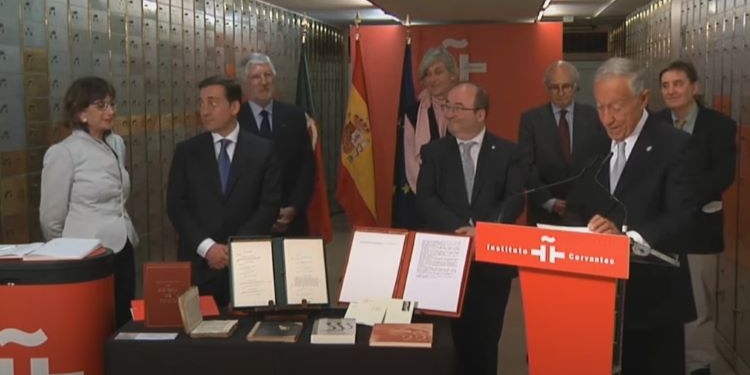 Rebelo de Sousa preside la entrega del legado de Saramago en la Caja de las Letras del Cervantes