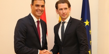 Sánchez defiende ante Kurz una política europea migratoria “solidaria”