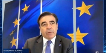 Schinas: “Debemos preguntarnos por qué la UE no fabrica mascarillas ni respiradores”